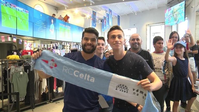 Néstor Araujo en A Sede con los aficionados celtistas en el día de su presentación.