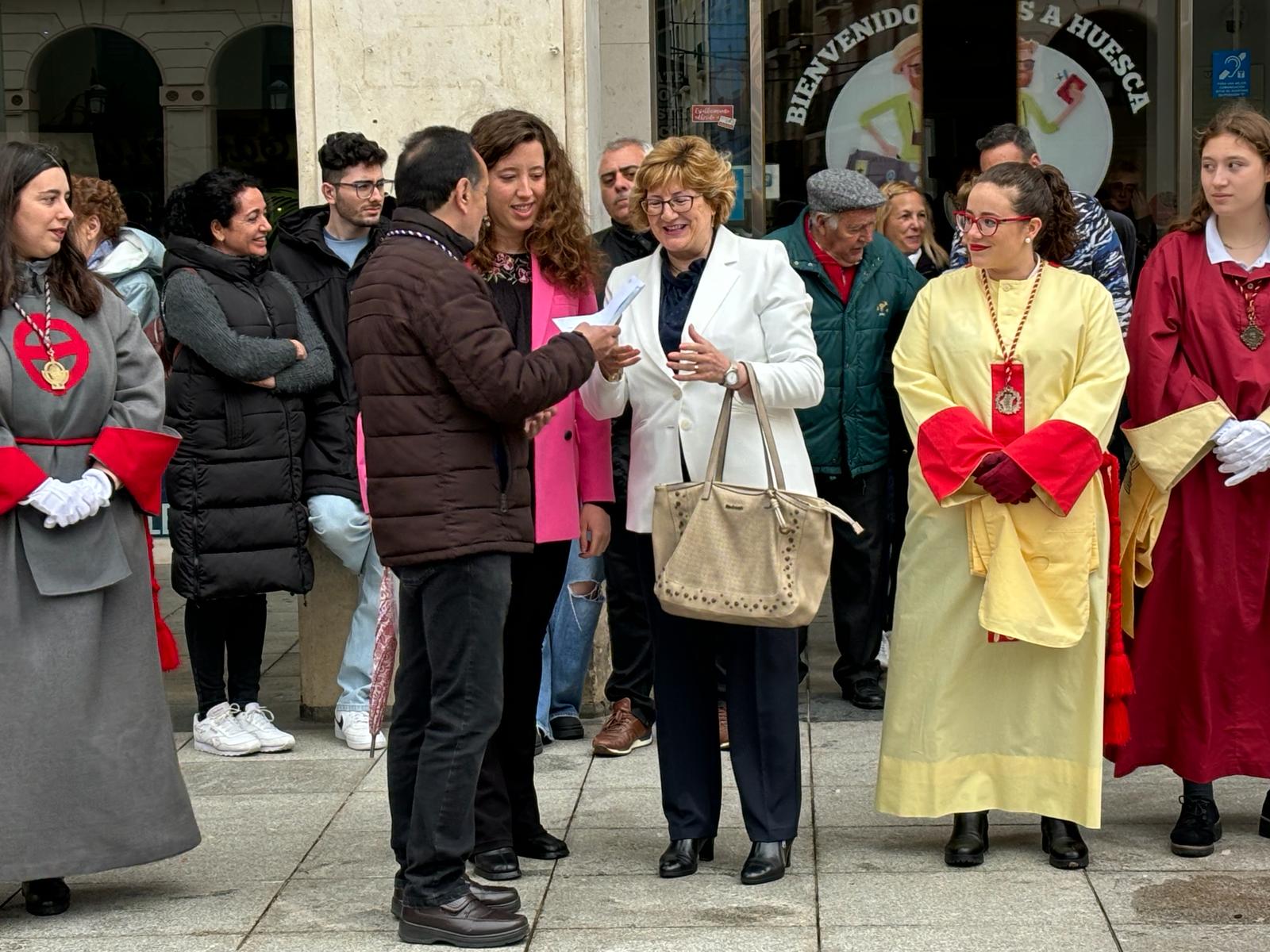 El mayordomo 1º de la Vera Cruz, entregando el donativo a la presidenta de AODEM