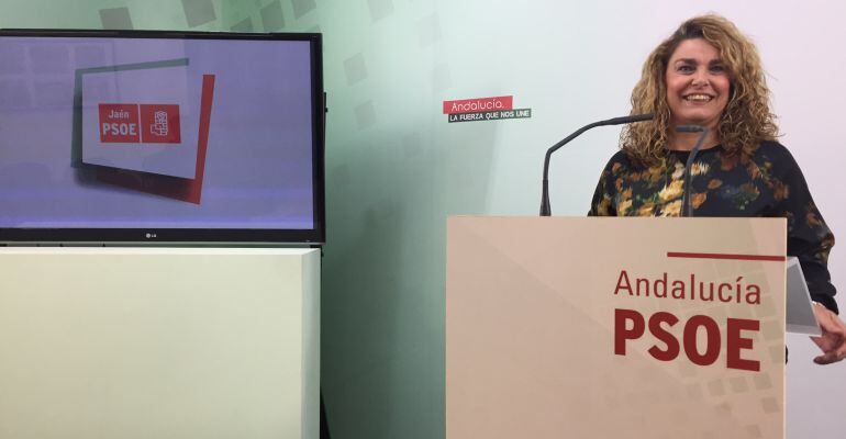 La edil socialista jiennense, Matilde Cruz, desmiente las afirmaciones del alcalde de la ciudad sobre la ubicación, en el PGOU, de la estación intermodal.