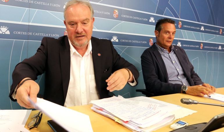 Los procuradores socialistas, José Francisco Martín y Pedro González informan en rueda de prensa