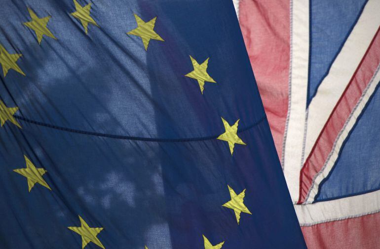 La bandera británica junto a la de la Unión Europea en Londres, Reino Unido.