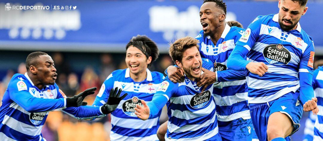 Los jugadores deportivistas celebran el gol