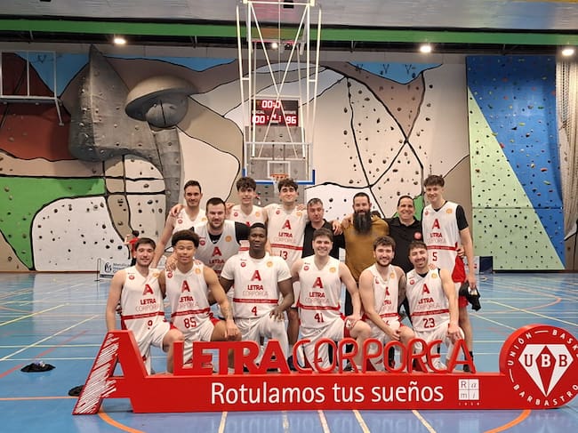La plantilla de Letra Corpórea Barbastro celebró la victoria y la permanencia en la categoría