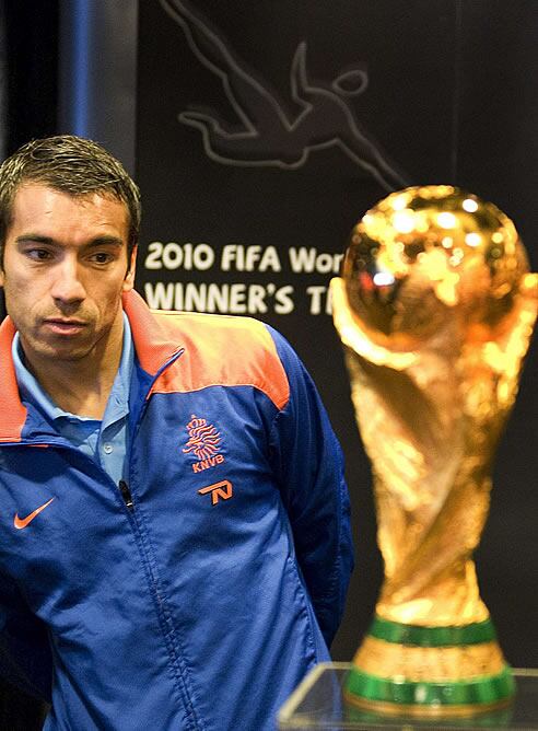 El capitán de Holanda, Van Bronckhorst, mira el trofeo