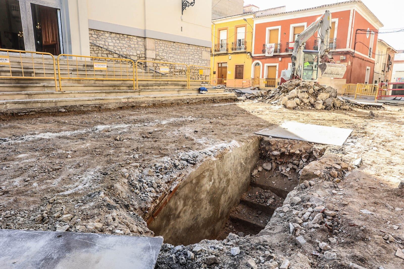 La tercera entrada al refugio ha aparecido durante las obras del entorno de la iglesia de Santa Ana de Elda
