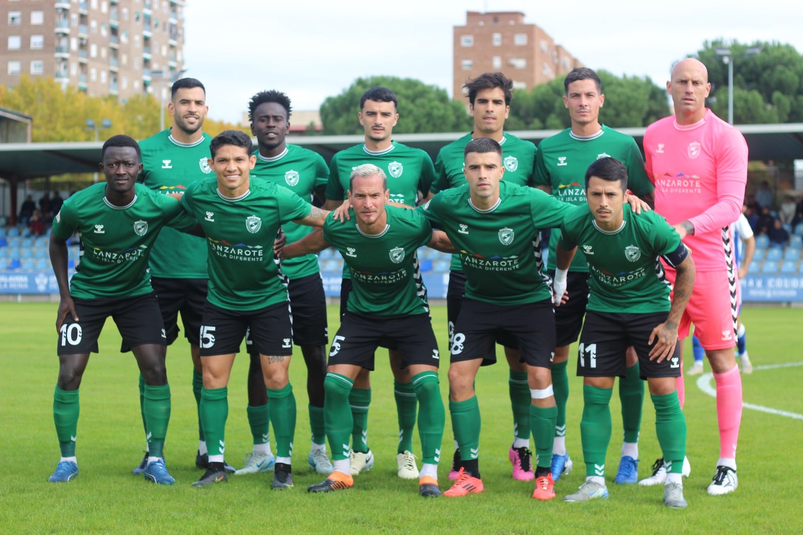 Equipo inicial del Unión Sur Yaiza en el campo del CF Talavera.