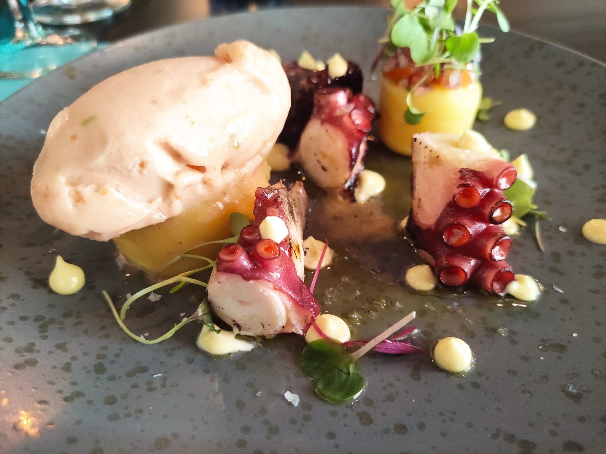 Causa limeña, pulpo y helado de piriñaca