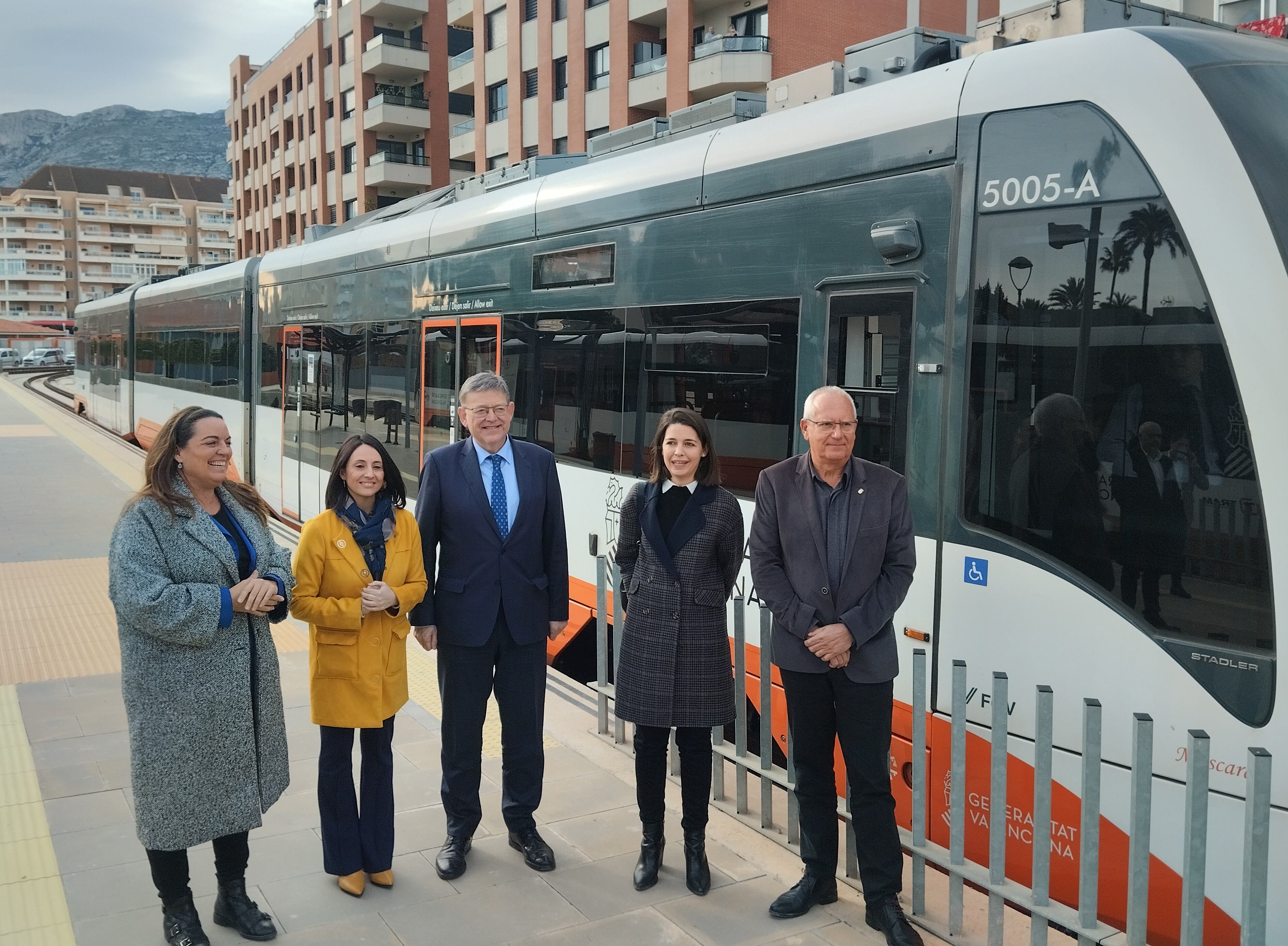 El president de la Generalitat Valenciana, Ximo Puig, tras el viaje inaugural de la renovada L9 del TRAM d&#039;Alacant, a su llegada a la estación de Dénia.