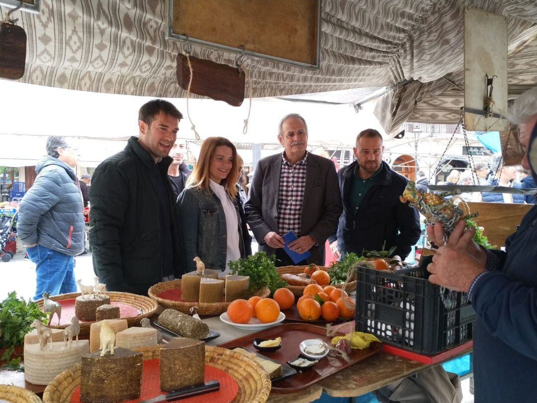 Marga Prohens, en el mercado de Llucmajor.