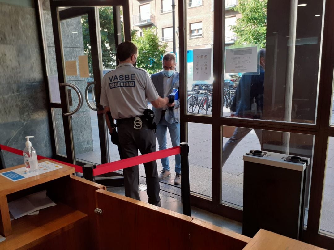 Alejandro García, entrando en los juzgados de Valladolid 