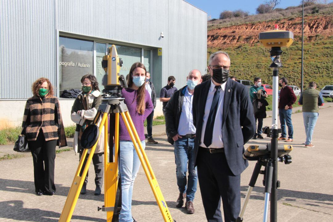 Presentación de la estación de medición en la escuela de Topografía 