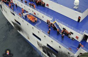 Los pasajeros de pie en la cubierta del ferry