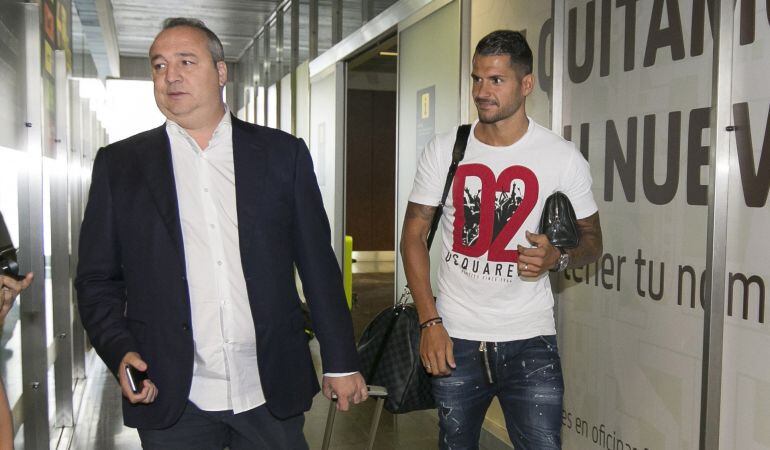 Vitolo, a su llegada a Las Palmas junto a Miguel Ángel Ramírez