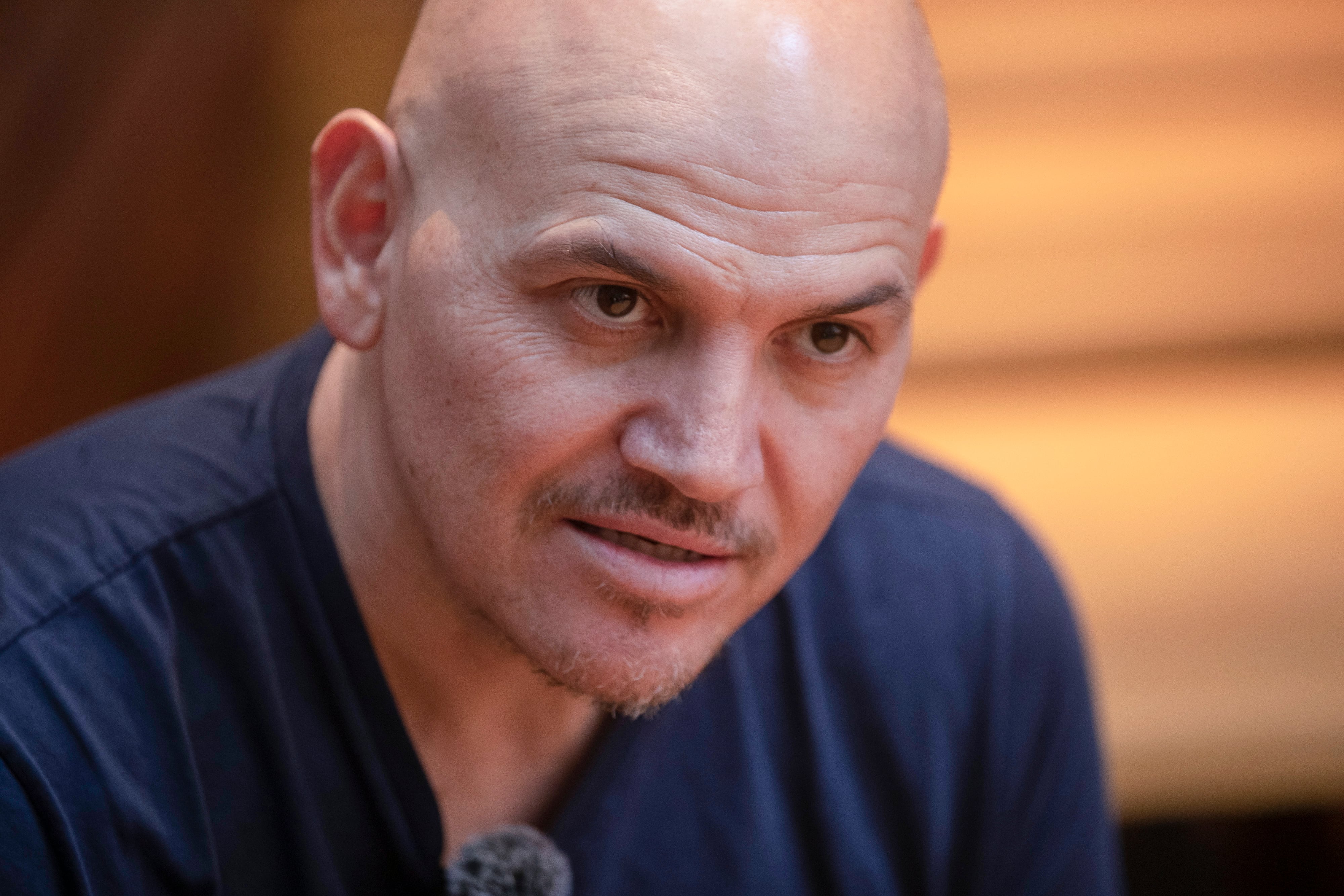 El chef mexicano Eduardo García habla durante una entrevista este martes, en Ciudad de México (México).