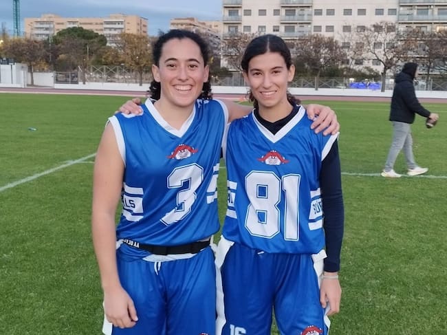 Les ciutadellenques Ruth Álvarez amb el dorsal 3 i Noa Moll, amb el 81 juguen enguany a las Barcelona Búfals, club on, previament, ja havia jugat la maonesa Laura Ribera.