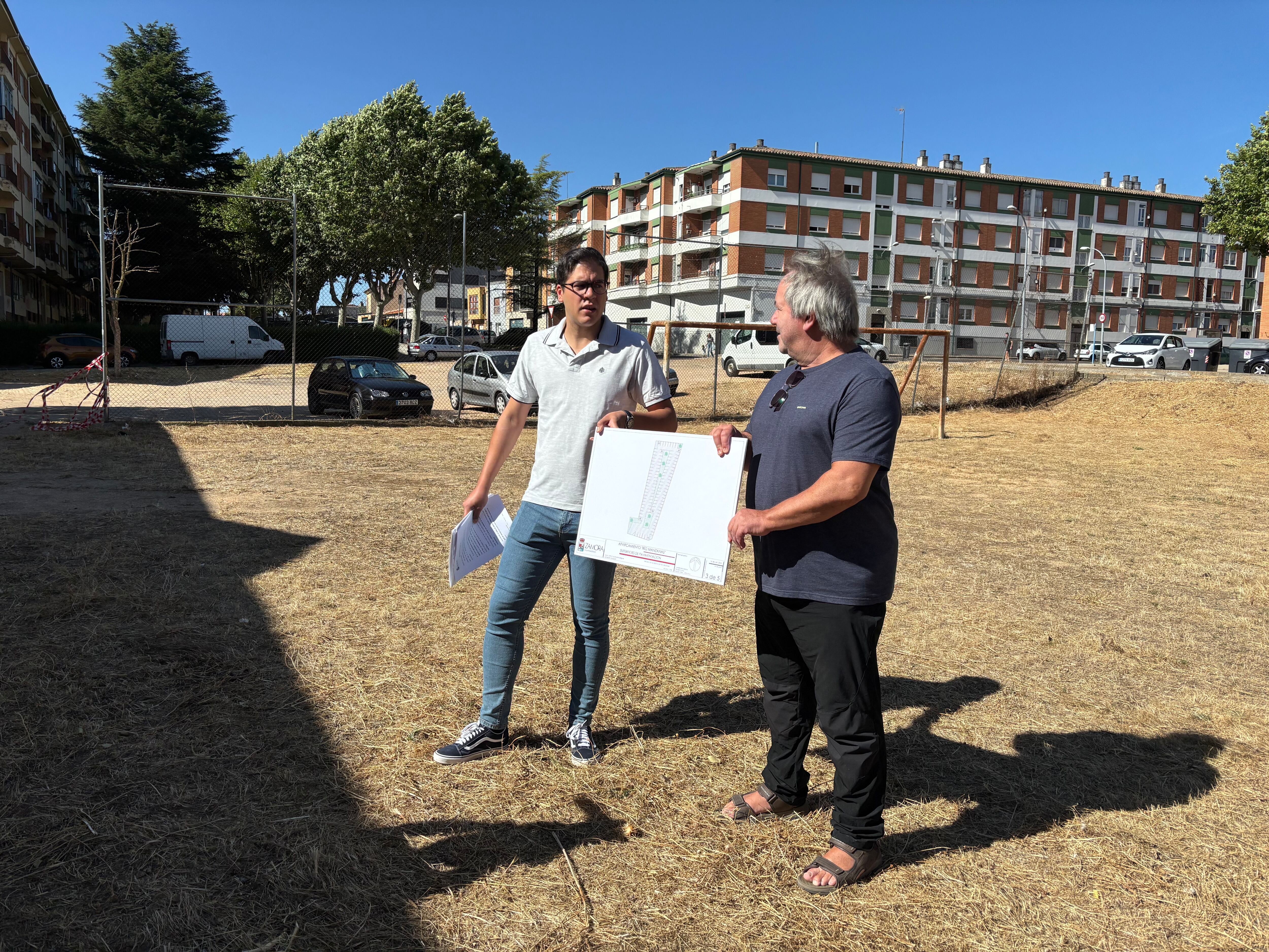 Pablo Novo, concejal de Obras, y Francisco Guarido, alcalde, presentan el nuevo aparcamiento púbico que será habilitado en el antiguo campo de fútbol del colegio Riomanzanas. Foto: Ayuntamiento de Zamora