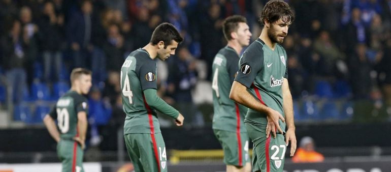 Jugadores de Athletic Bilbao tras las acciones ante Genk hoy, 20 de octubre de 2016, durante un partido de la Liga Europa en el estadio Cristal Arena de Genk (Bélgica)