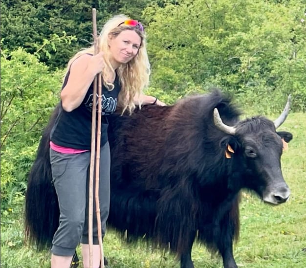 Rosa de Orós Bajo, es bioquímica y ganadera. Con los yaks de su explotación