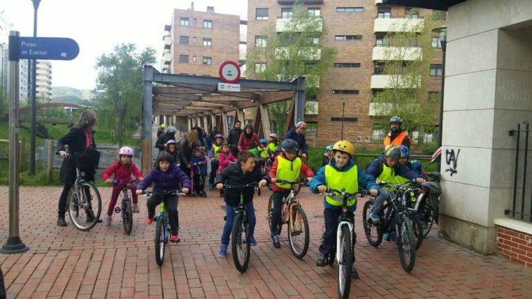 Los niños y niñas disfrutan mucho del trayecto en bici
