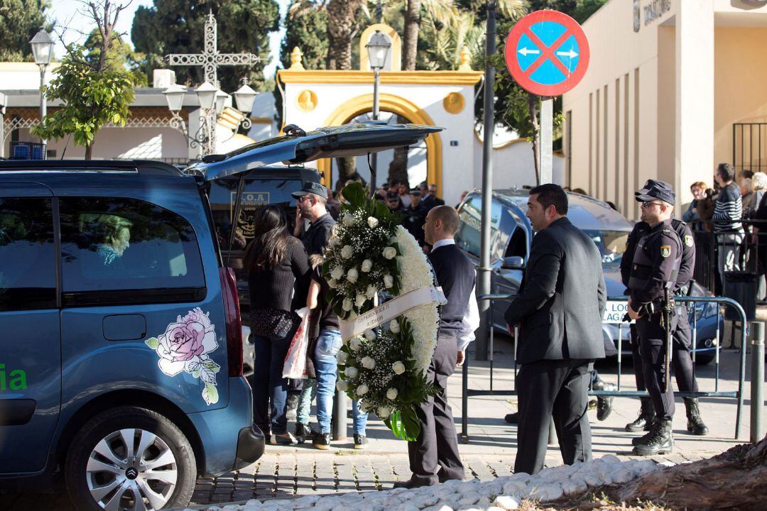 Servicios funerarios portan coronas de flores en el tanatorio de la barriada malagueña de El Palo, momentos antes de la llegada del féretro de Julen. EFE