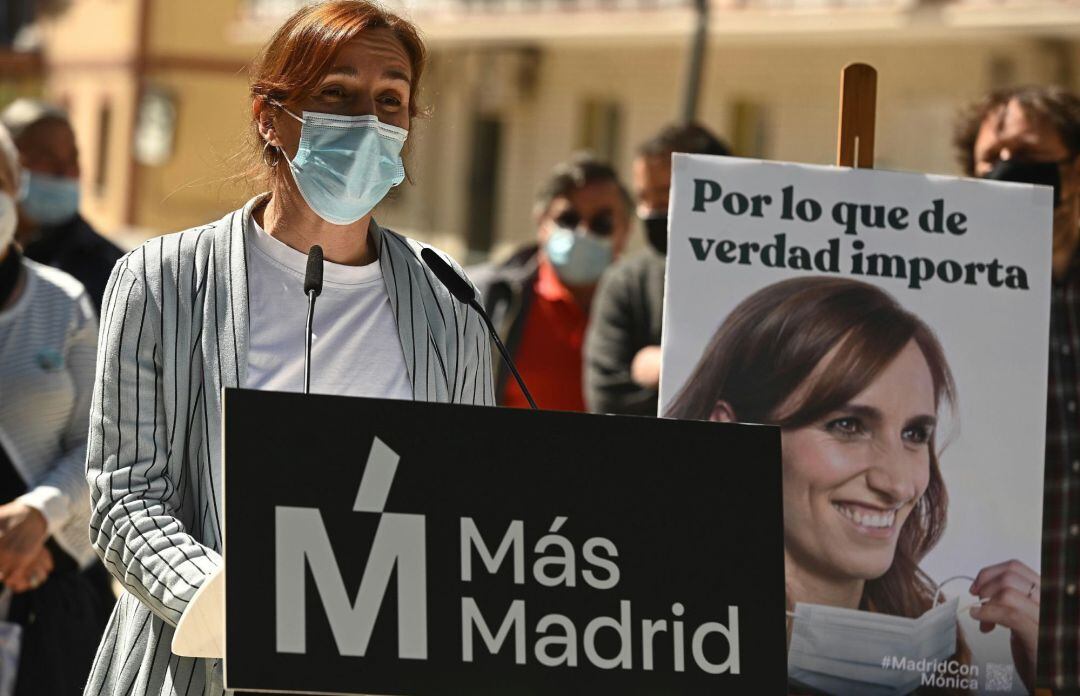 La candidata de Más Madrid a la Comunidad, Mónica García, durante la presentación este sábado del cartel electoral ante los medios de comunicación en Alcorcón. 