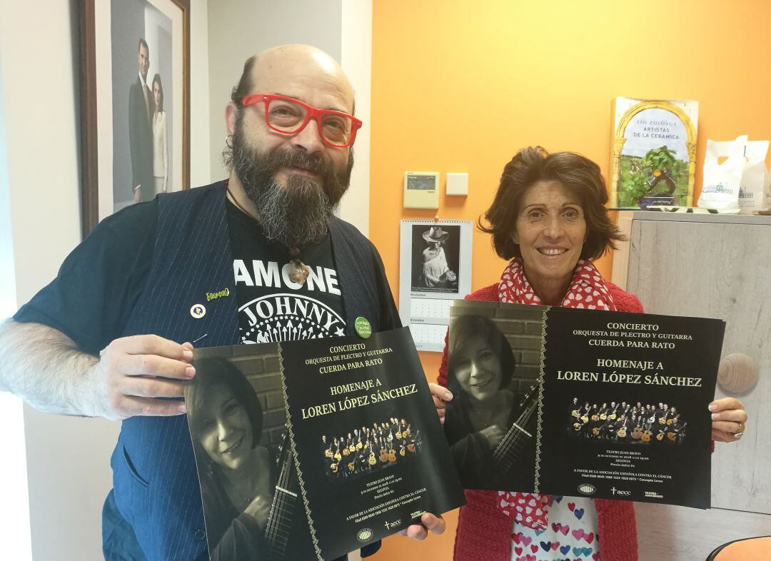 El componente de Cuerda para Rato José Manuel Herrero junto a Ana Sanjosé durante la presentación del concierto benefico en homenaje a Loren López