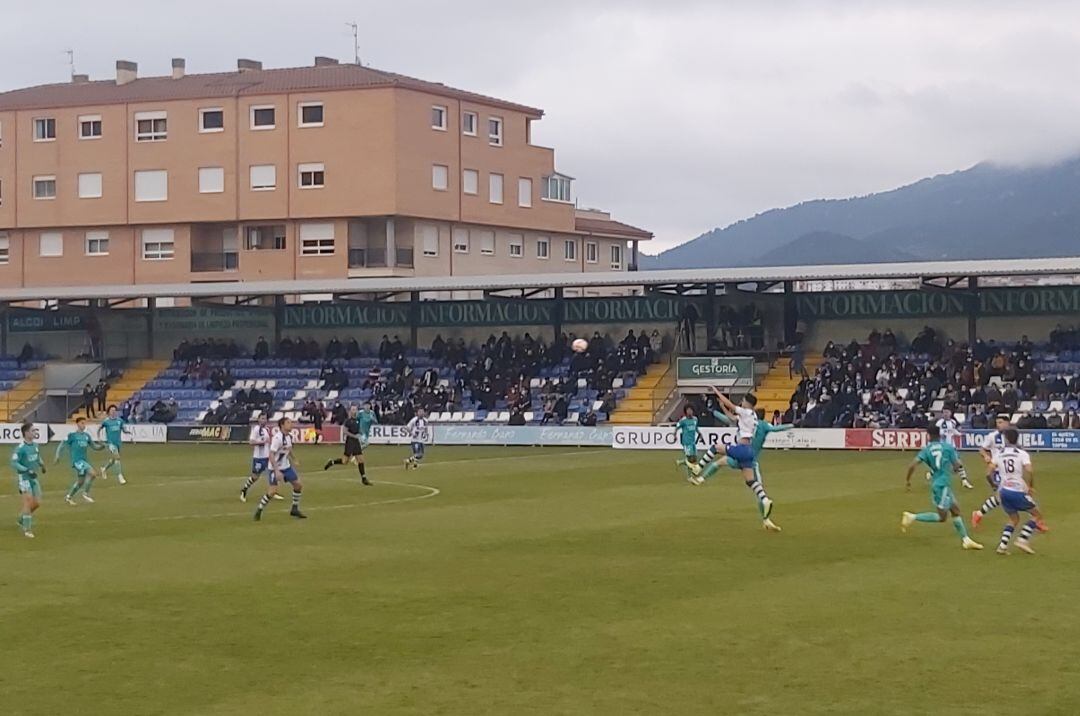 Acción de juego en El Collao, en el partido entre el Alcoyano y el Real Madrid Castilla