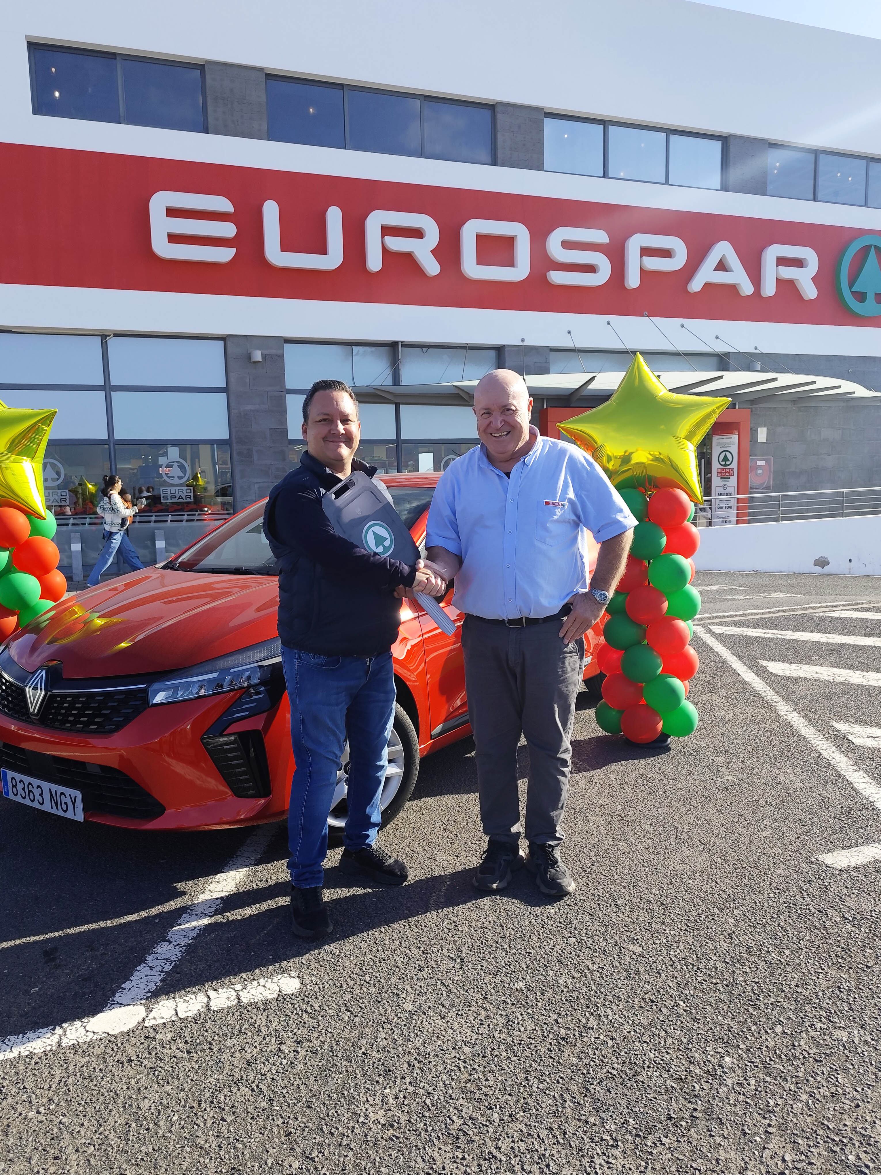 Entrega del coche del sorteo “Rasca y Gana” de SPAR Lanzarote.