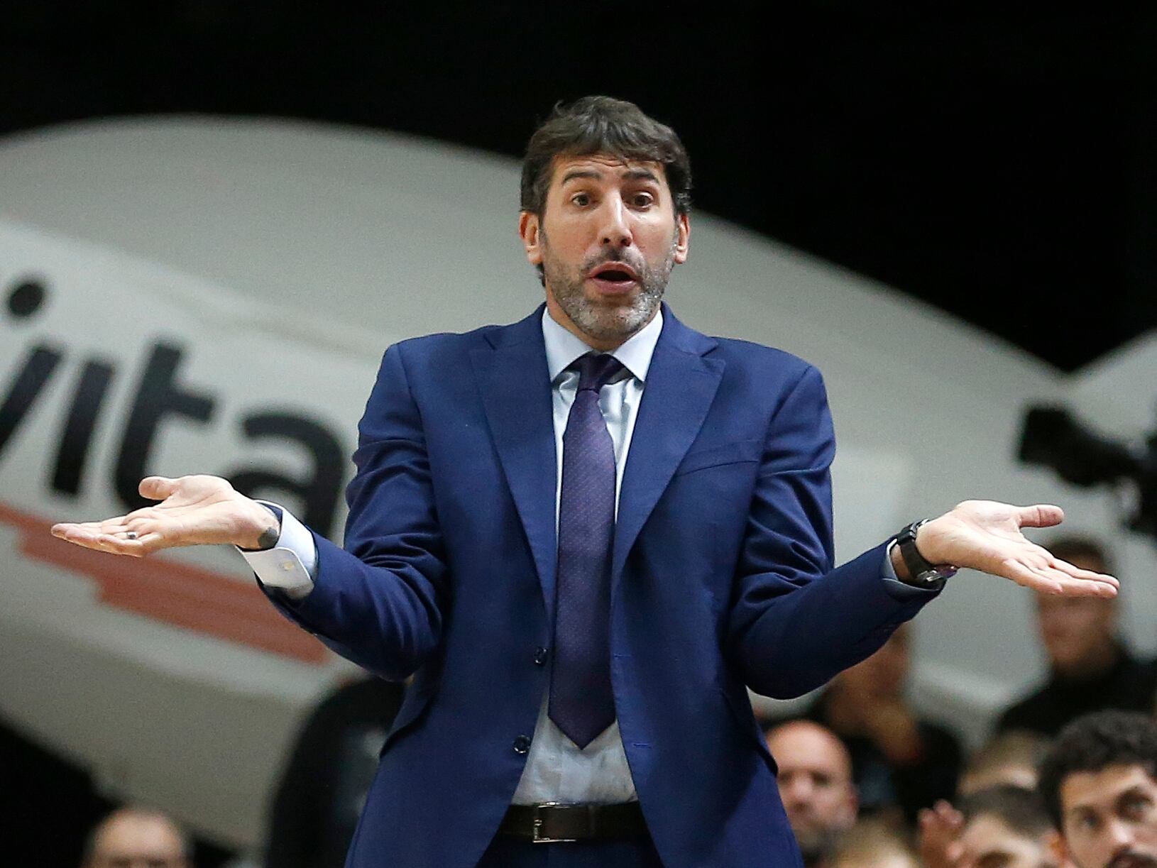 VALENCIA, 22/11/2022.- El entrenador del Valencia Basket, Álex Mumbrú, durante el encuentro de la fase regular de la Euroliga de baloncesto ante el Real Madrid disputado hoy martes en el pabellón de la Fuente de San Luis, en Valencia. EFE/Miguel Ángel Polo
