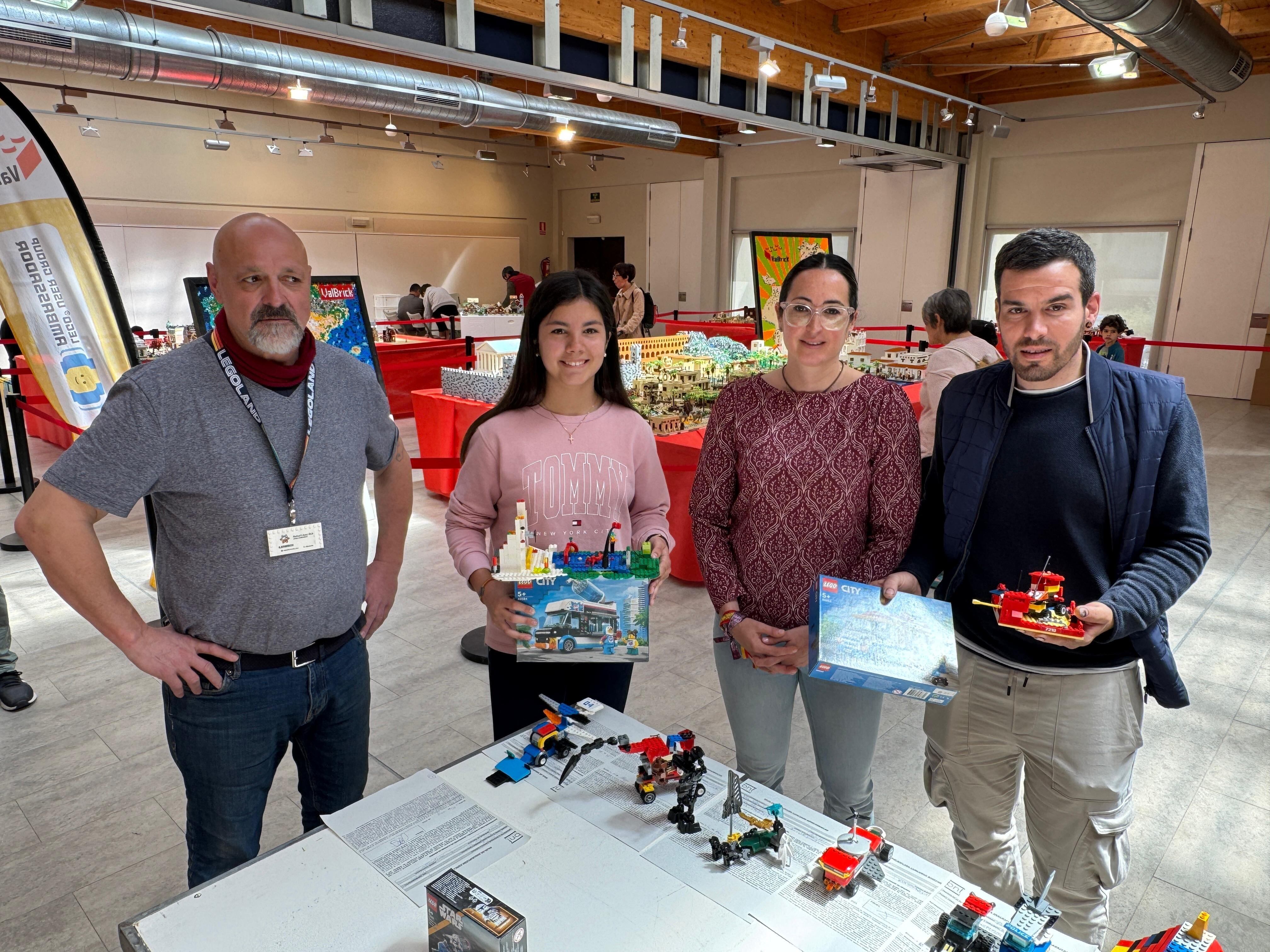 La concejal Beatriz Oliván con los premiados: Foto: Ayto. de Binéfar
