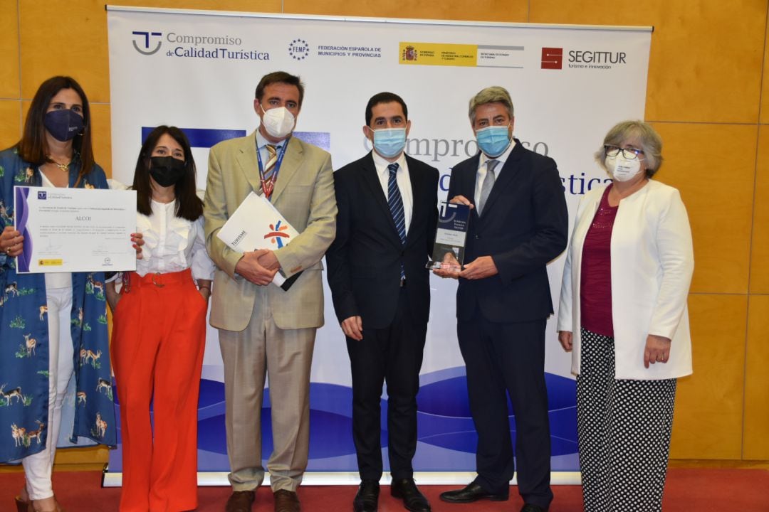 El alcalde de Alcoy, Antonio Francés, junto a Pablo de Gracia y Ana Moltó, presidente y secretaria de la Cámara de Comercio de Alcoy; Lorena Zamorano, edil de Turismo, y Paola Pons, técnica de Turismo del Ayuntamiento de Alcoy.