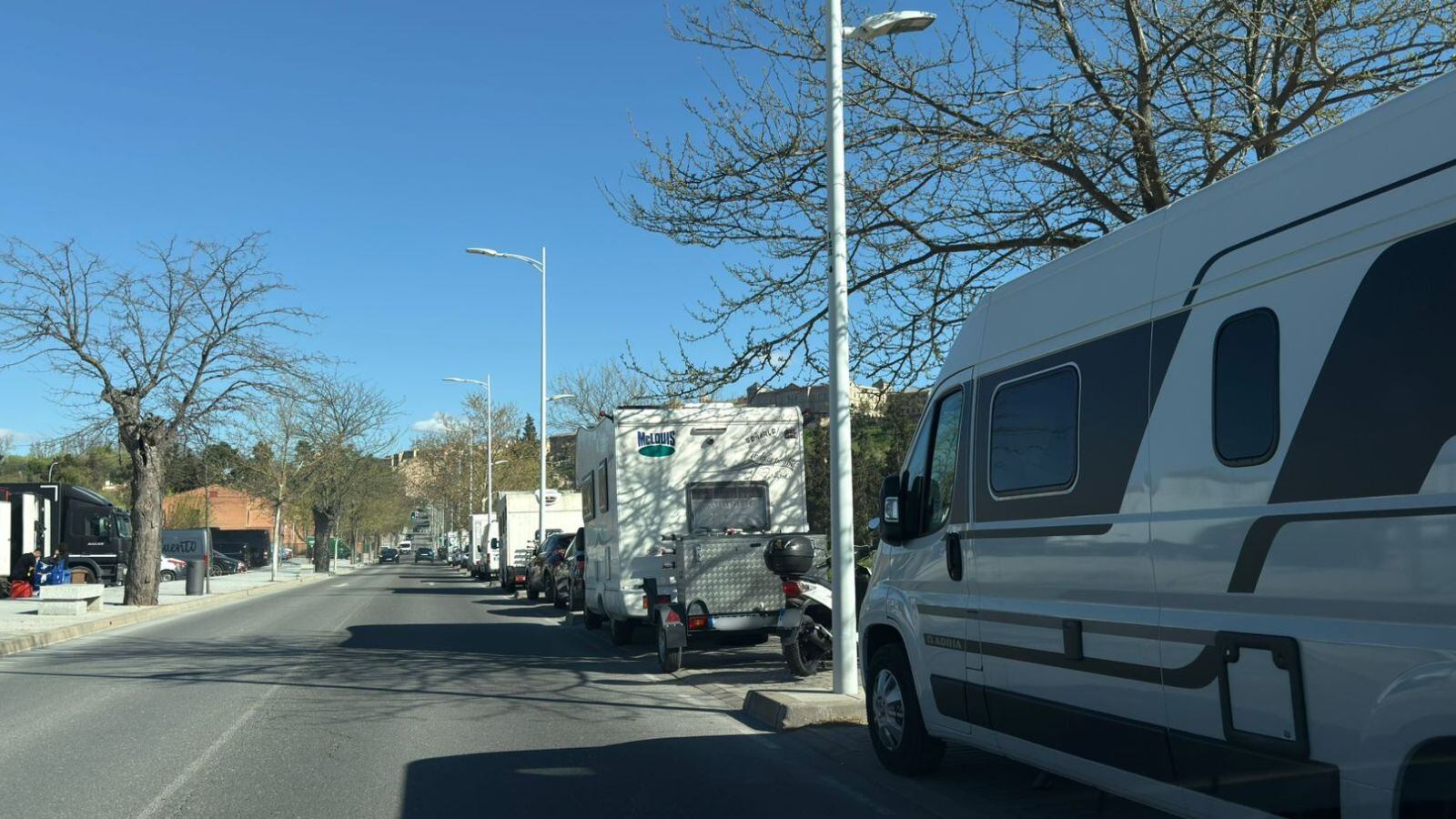 Imagen de algunas de las autocaravanas estacionadas en la Avenida Carlos III de Toledo