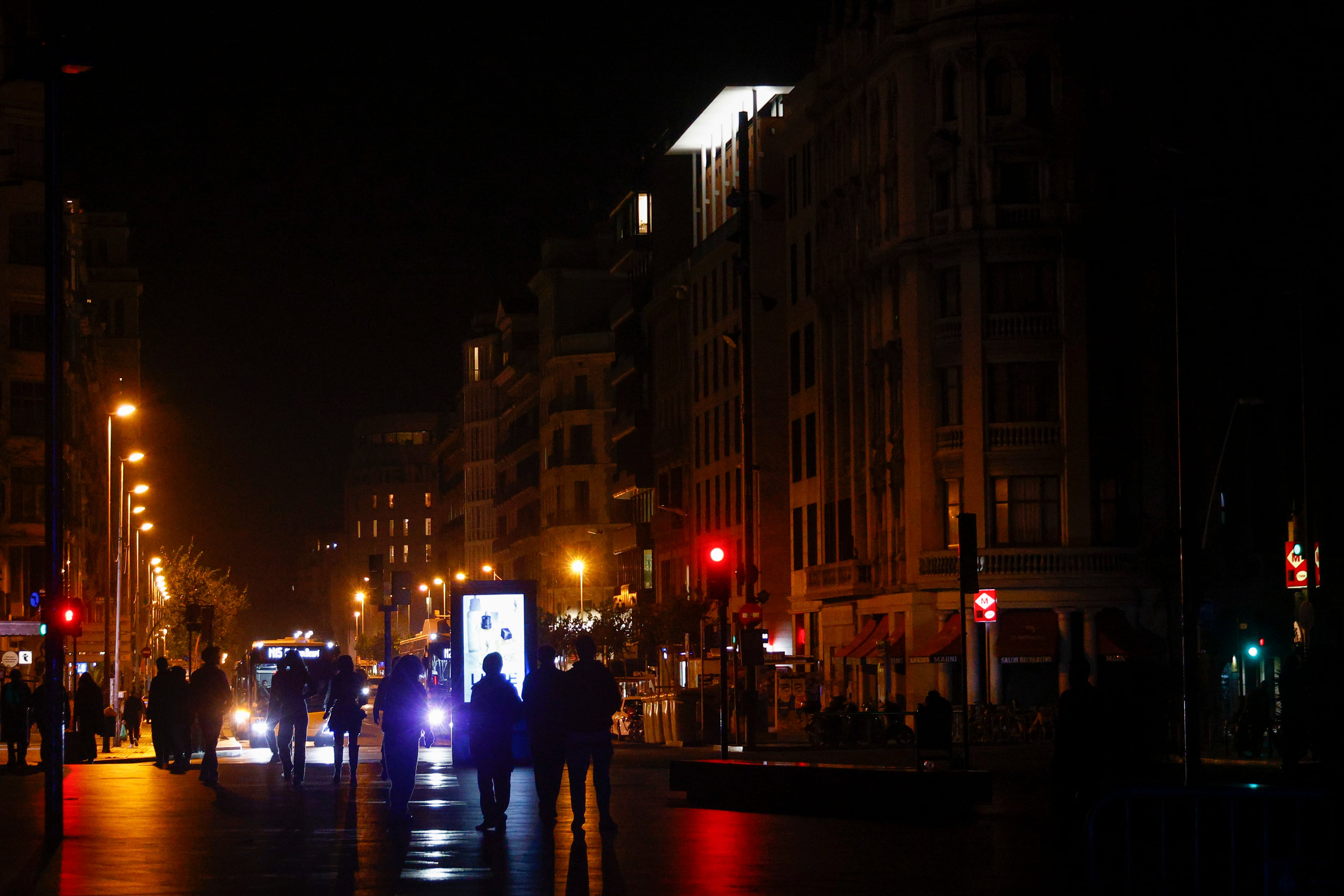 Imagen de la Ronda Universidad de Barcelona durante el apagón eléctrico que se ha producido en la Península Ibérica.