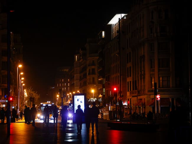 Imagen de la Ronda Universidad de Barcelona durante el apagón eléctrico que se ha producido en la Península Ibérica.