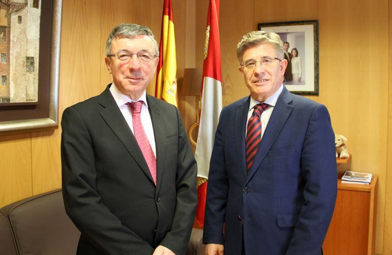 El gerente regional de Salud de la Junta de Castilla y León, Rafael López (D), y el gerente del Servicio Cántabro de Salud, Julián Pérez (I), se reúnen para abordar las posibilidades de colaboración entre ambas comunidades y mejorar la atención sanitaria