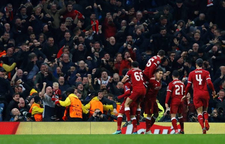 Los jugadores del Liverpool celebran el primer gol de su equipo al City