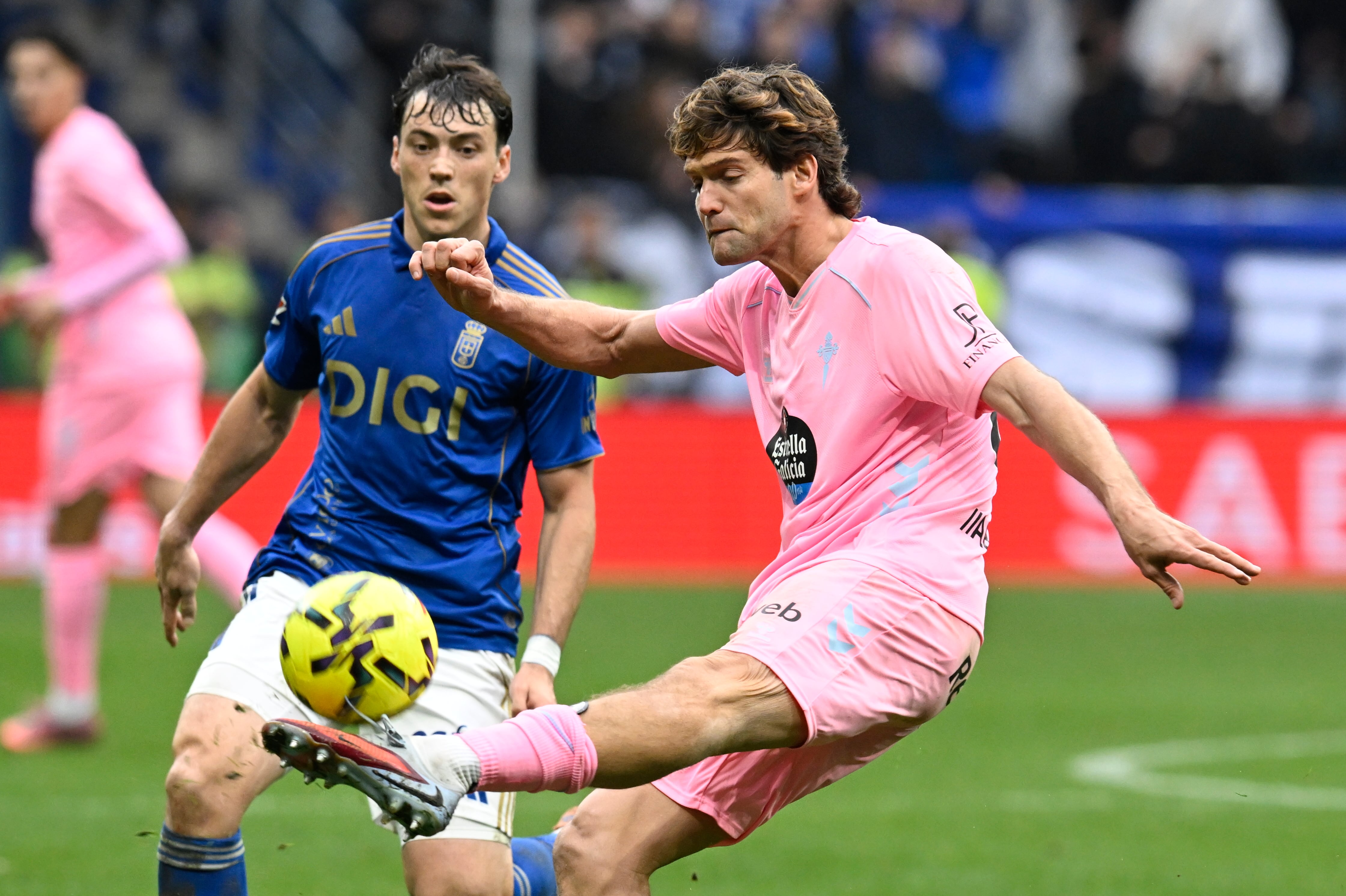 OVIEDO, 20/12/2025.- El delantero uruguayo del Oviedo Federico Viñas (i) pelea un balón ante el defensa del Celta de Vigo Marcos Alonso durante el partido de LaLiga EA Sports que disputan Real Oviedo y Celta de Vigo en el estadio Carlos Tartiere de Oviedo. EFE/Eloy Alonso