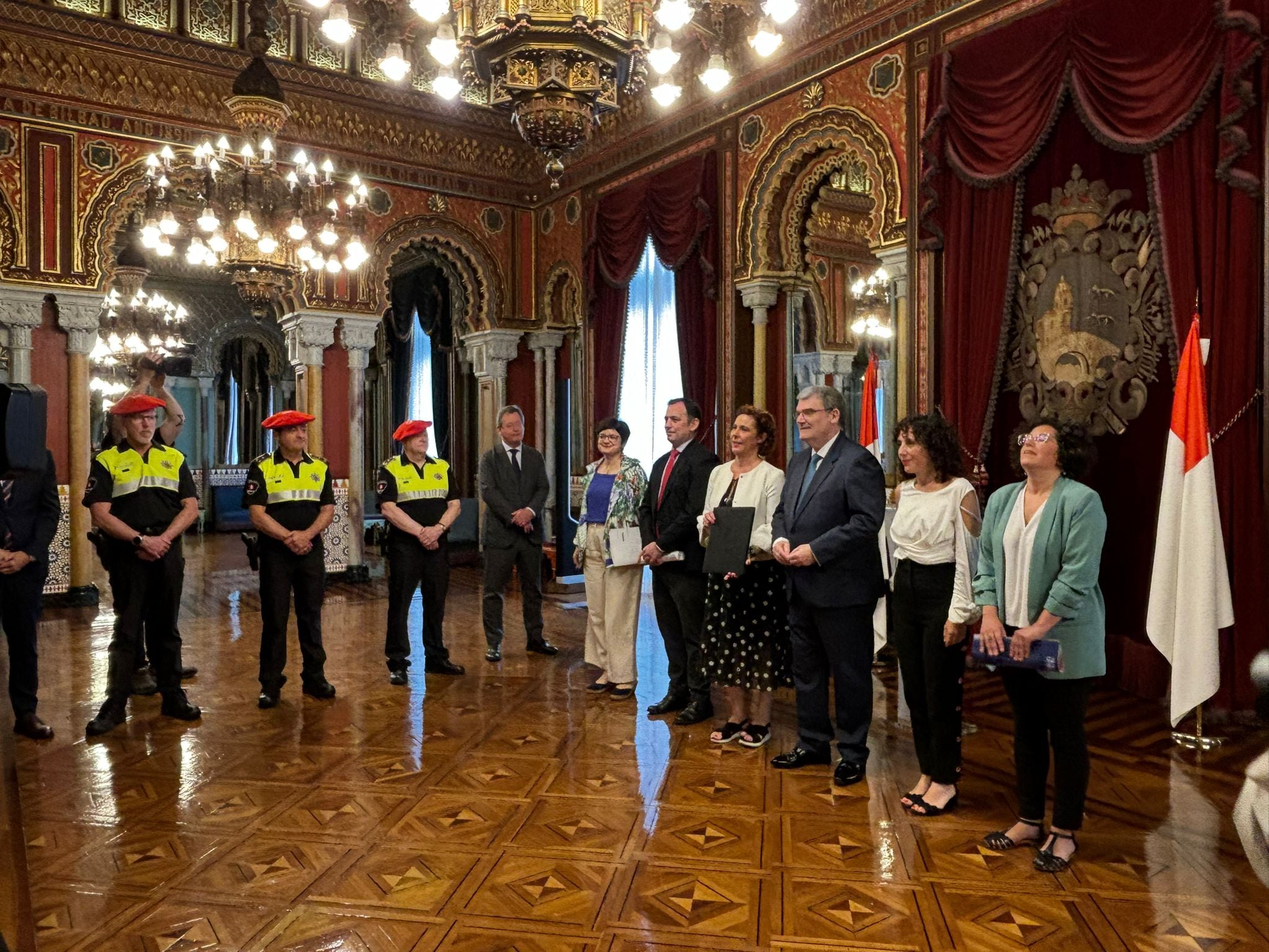 Autoridades municipales y policiales en el ayuntamiento.