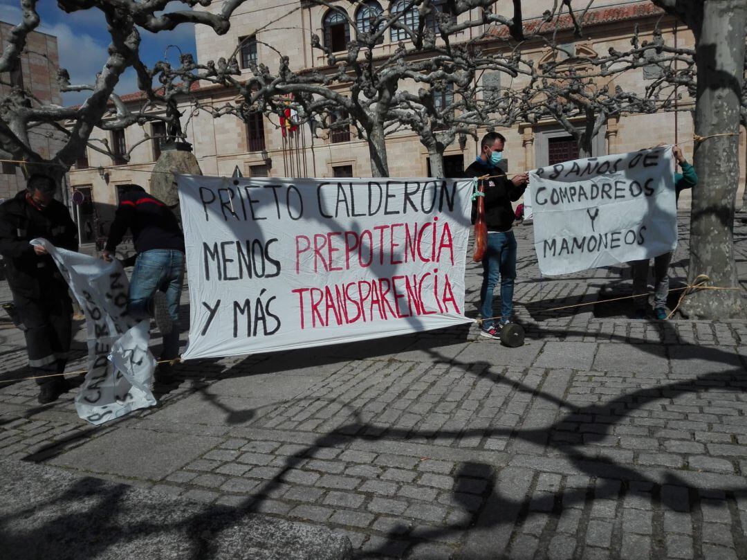 Los bomberos díscolos durante su protesta de este viernes