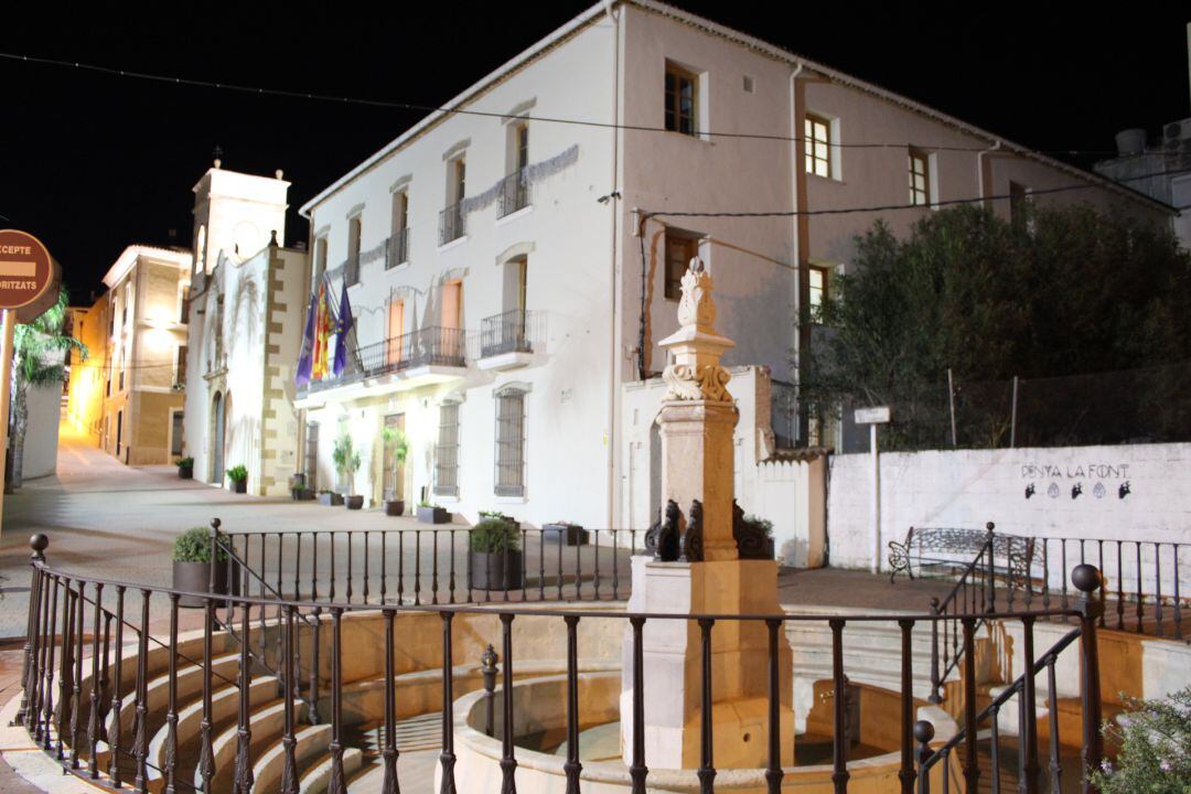 Fachada del edificio municipal, de noche.