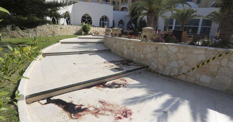 SOU02 SUSA (TÚNEZ), 26/06/2015.- Vista de los restos de sangre en el hotel mallorquín &quot;Imperial Marhaba&quot; de la cadena española Riu tras el ataque terrorista en Susa, Túnez hoy 26 de junio de 2015 en donde al menos 27 personas han muerto y otras seis han r