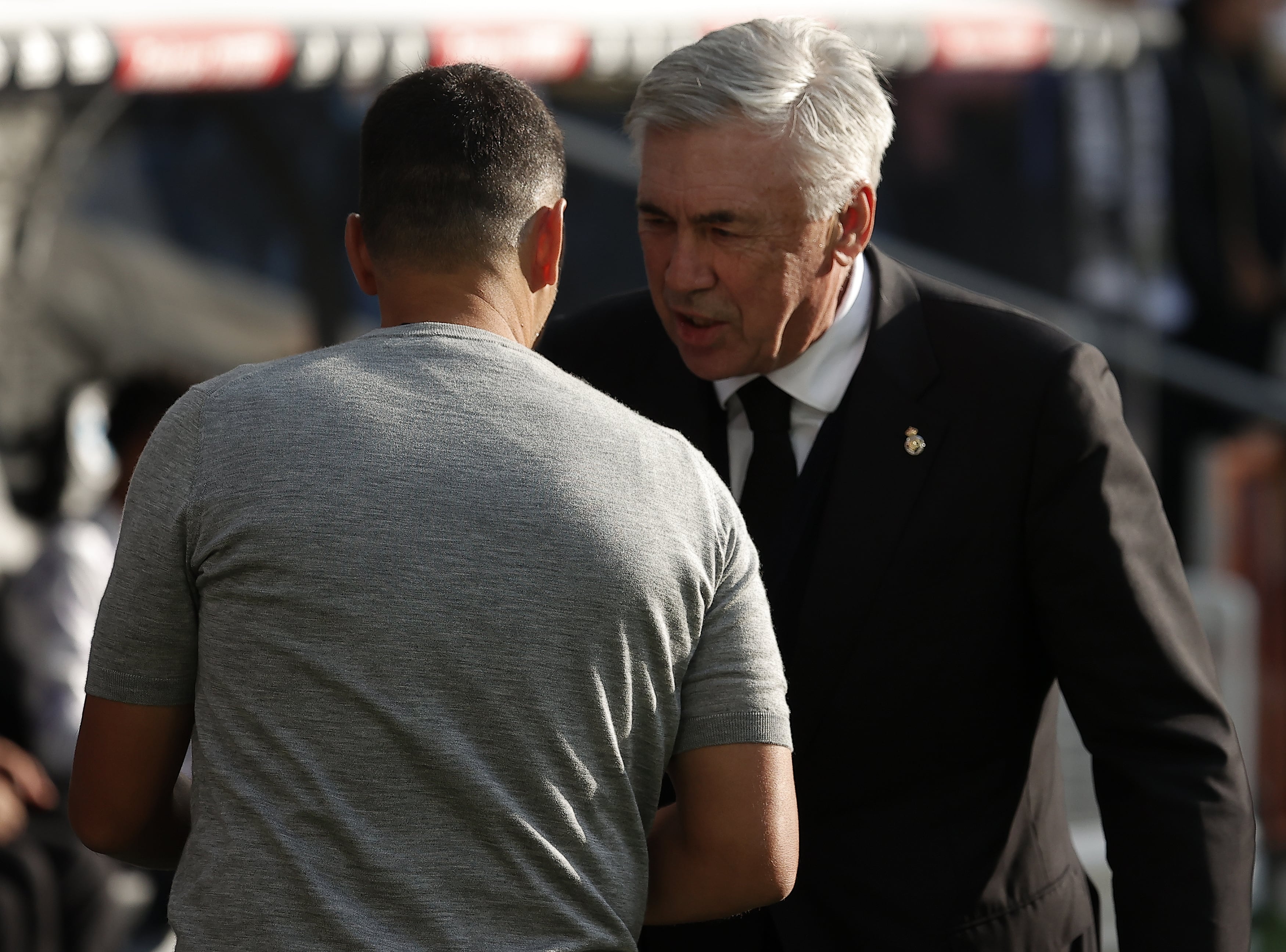 Míchel y Ancelotti se saludan tras el partido entre el Real Madrid - Girona.