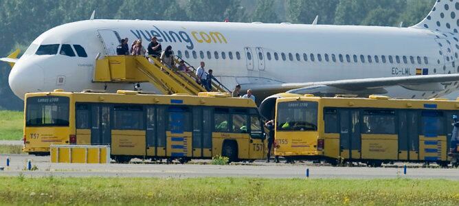 Aunque los pasajeros no pudieron salir durante unas horas del avión, hasta que se aclaró la situación, ya han abandonado la aeronave y están siendo trasladado en autobuses, según informa la agencia holandesa ANP.