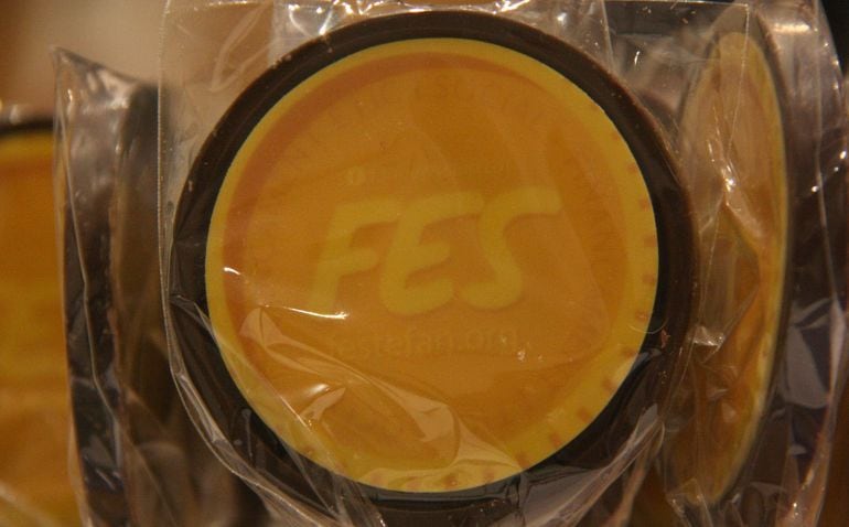 Pla detall d'una piruleta que simula el FES, la primera moneda per finançar projectes socials.