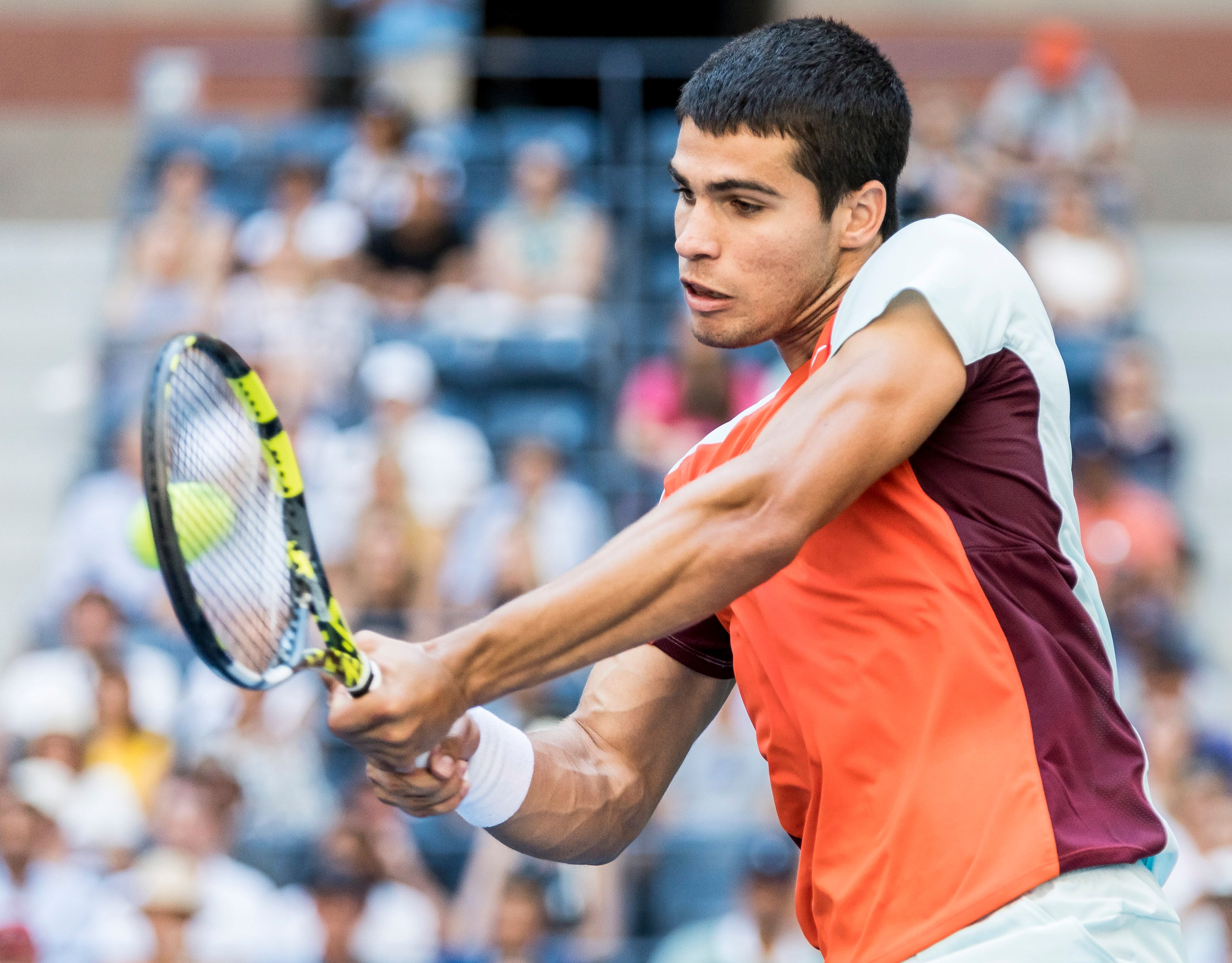 Flushing Meadows (United States), 01/09/2022.- Carlos Alcaraz of Spain hits a return to Federico Coria of Argentina during their second round match of the US Open Tennis Championships at the USTA National Tennis Center in the Flushing Meadows, New York, USA, 01 September 2022. The US Open runs from 29 August through 11 September. (Tenis, Abierto, España, Estados Unidos, Nueva York) EFE/EPA/JUSTIN LANE
