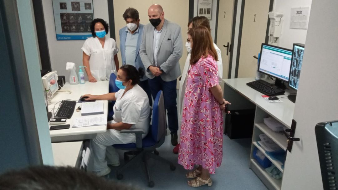 Regina Leal, junto a Francisco José García y Cesáreo Peco, comprobando el funcionamiento de los nuevos equipos de Radiología en el Hospital Santa Bárbara de Puertollano