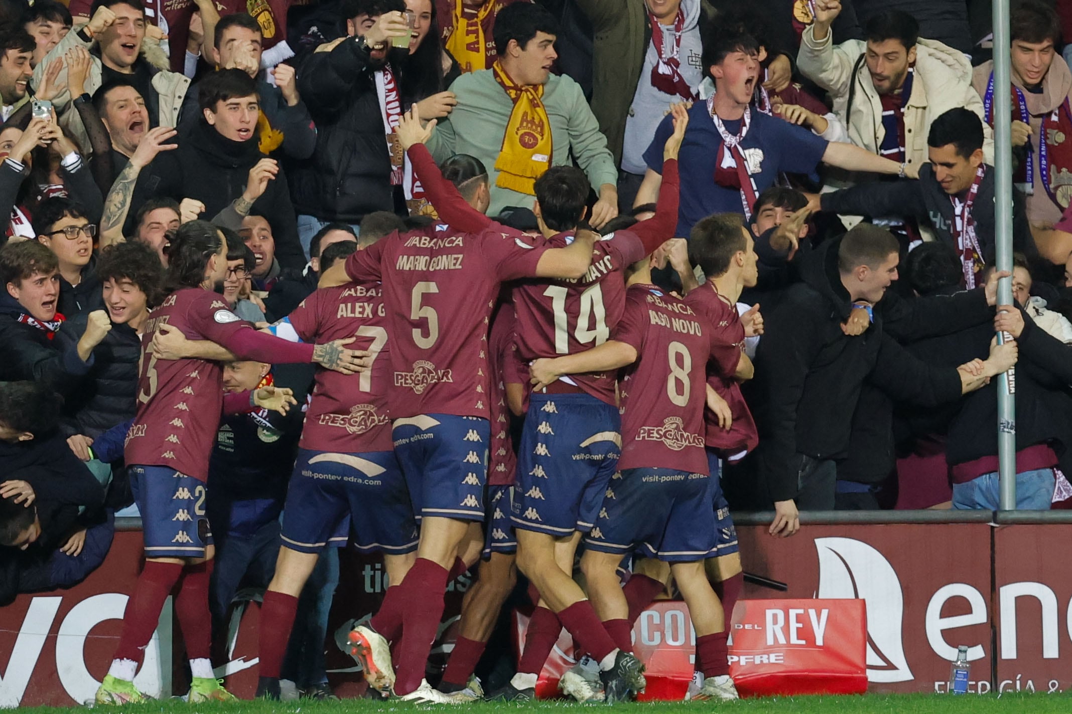 -FOTODELDÍA- PONTEVEDRA, 03/01/2025.- Los jugadores del Pontevedra celebran el segundo gol del equipo gallego durante el encuentro correspondiente a los dieciseisavos de final de la Copa del Rey que disputan hoy viernes Pontevedra y Mallorca en el estadio de Pasarón, en Pontevedra. EFE/Lavandeira Jr
