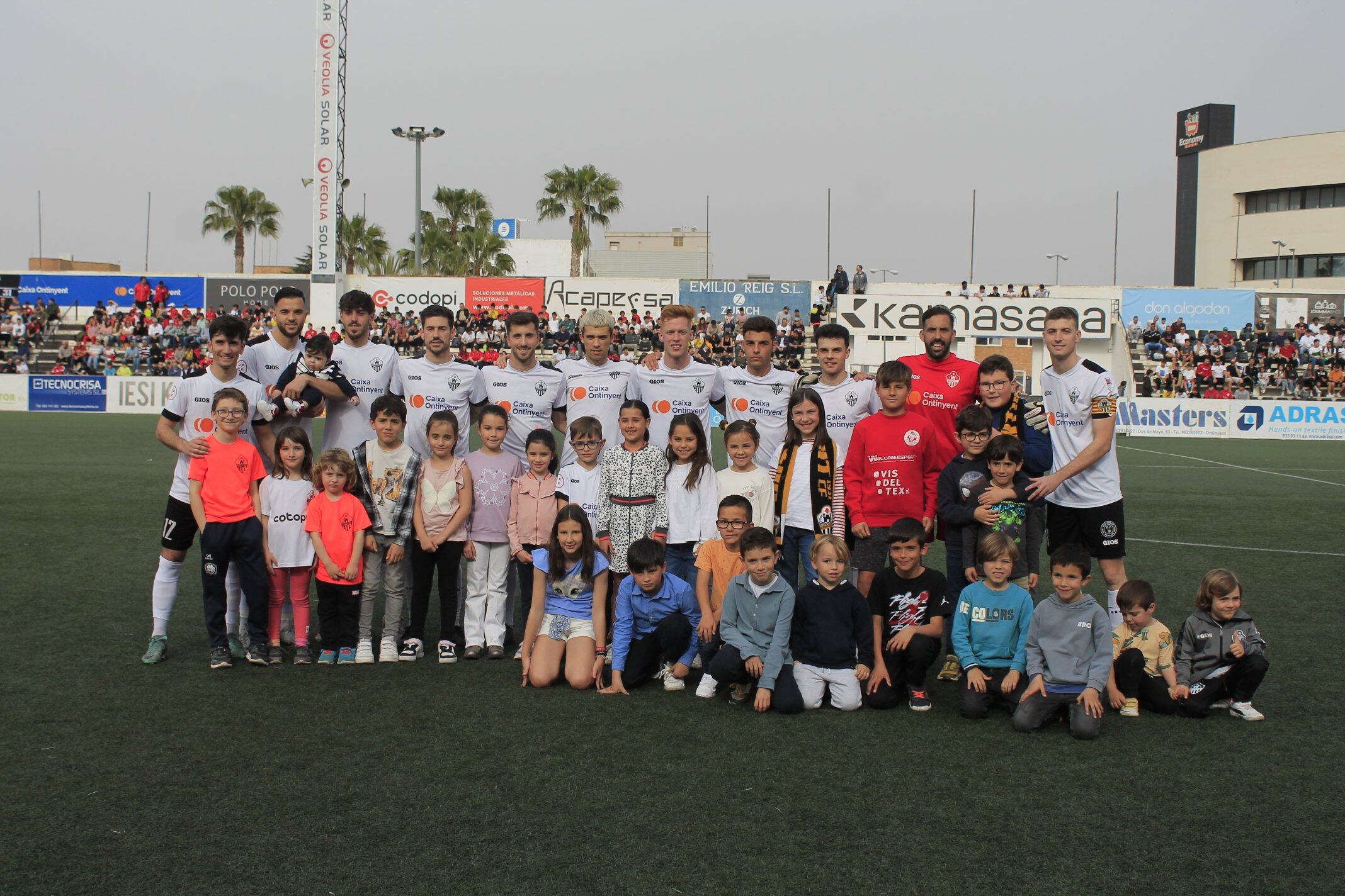 Els jugadors de l'Ontinyent 1931 junt a xicotets aficionats del club