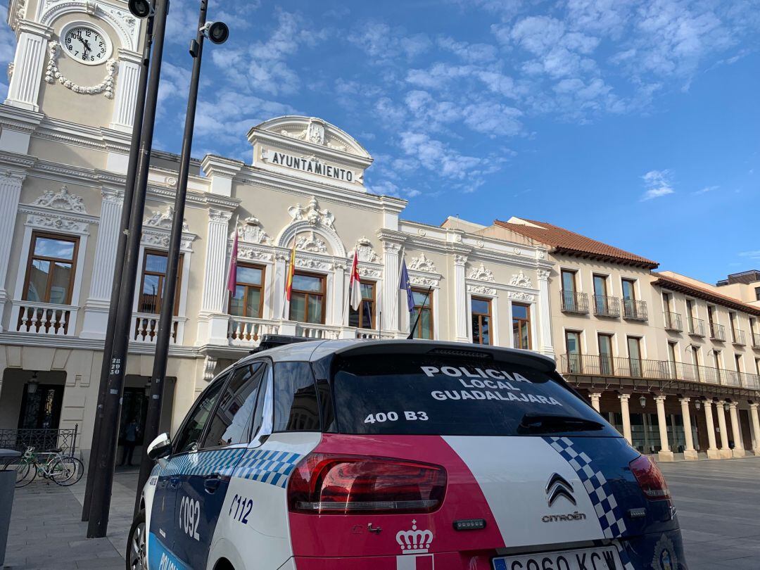 Patrulla Policía Local en la Plaza Mayor