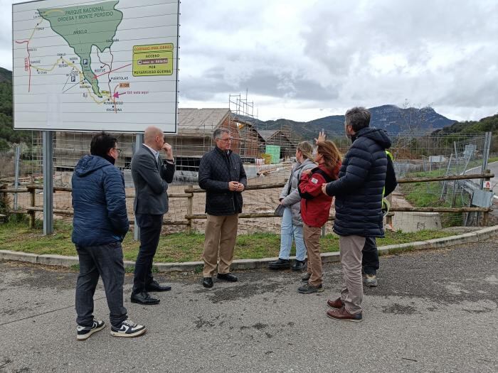 El consejero, en el exterior del centro de visitantes